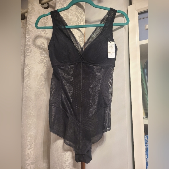 NWT Darby Smooth Lace Contour Bodysuit with Built-In Bra Black M - Picture 4 of 6